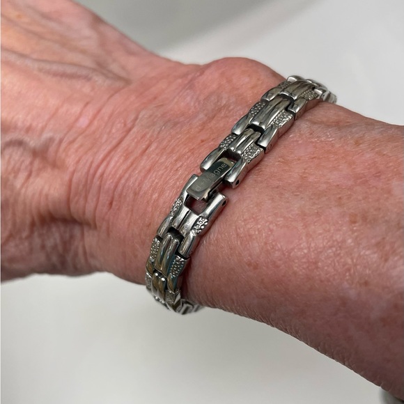 Jewelry - Pretty bracelet-no flaws easy clasp